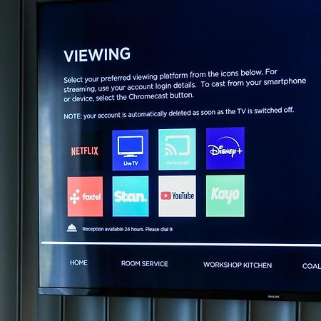 فندق باورهاوس تاموورث باي ريدجيز تامفورث المظهر الخارجي الصورة A television with a built-in Chromecast