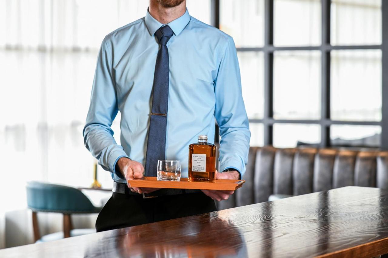 فندق باورهاوس تاموورث باي ريدجيز تامفورث المظهر الخارجي الصورة A butler serving drinks