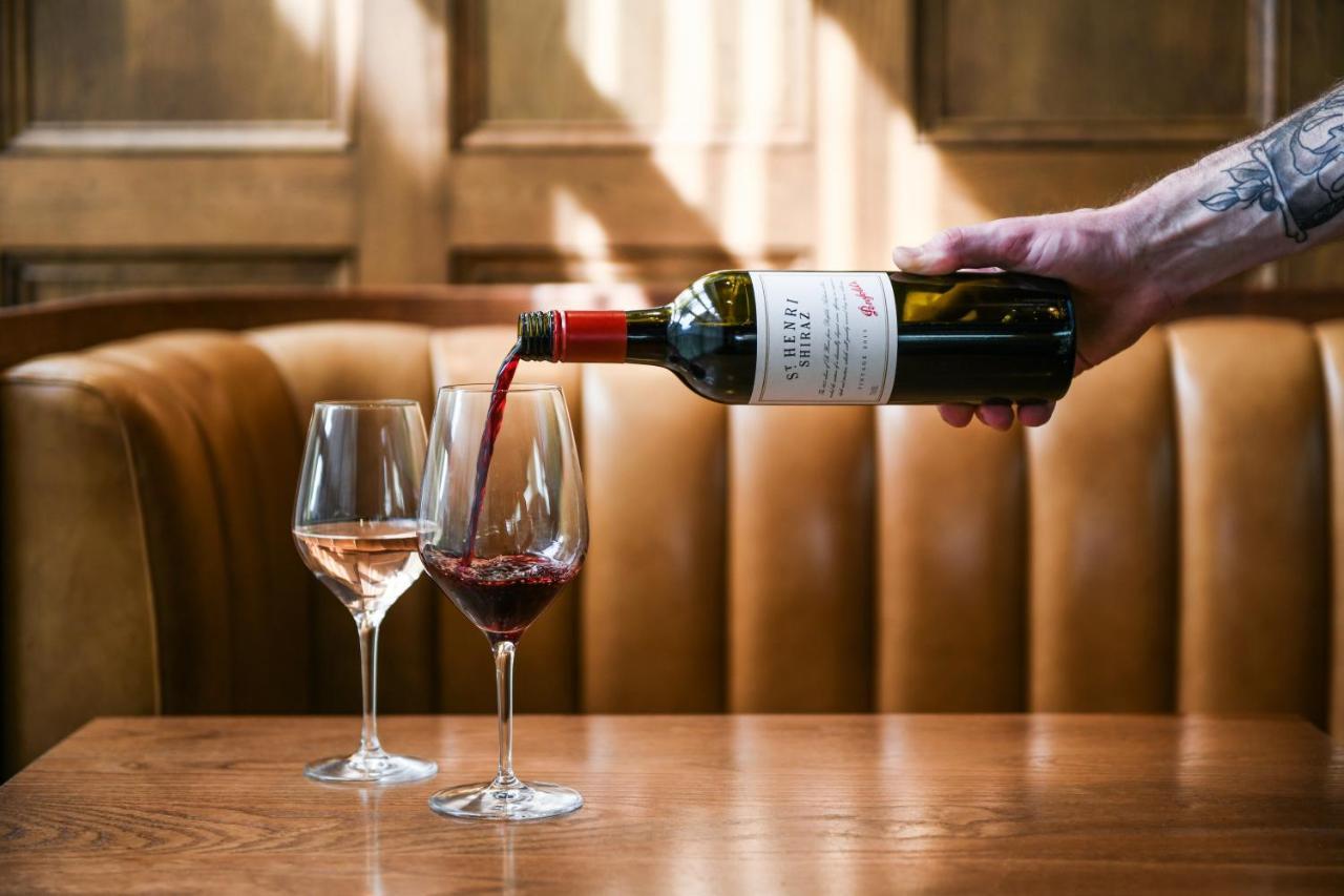 فندق باورهاوس تاموورث باي ريدجيز تامفورث المظهر الخارجي الصورة Wine being poured
