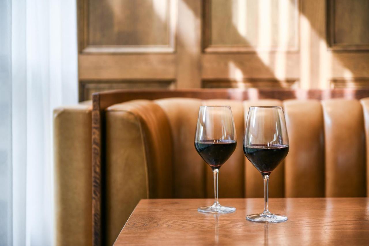 فندق باورهاوس تاموورث باي ريدجيز تامفورث المظهر الخارجي الصورة Wine at the restaurant