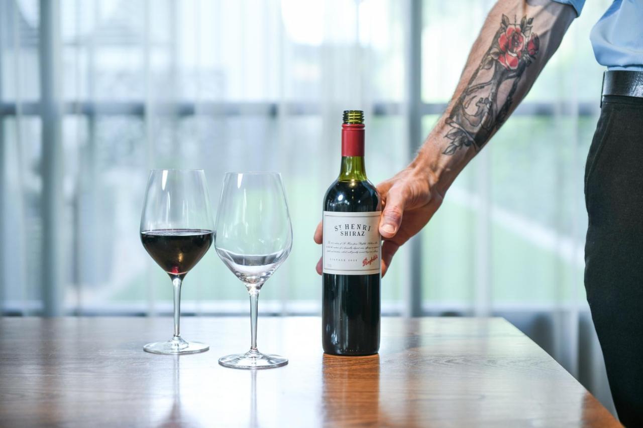 فندق باورهاوس تاموورث باي ريدجيز تامفورث المظهر الخارجي الصورة A wine server holding a bottle of wine