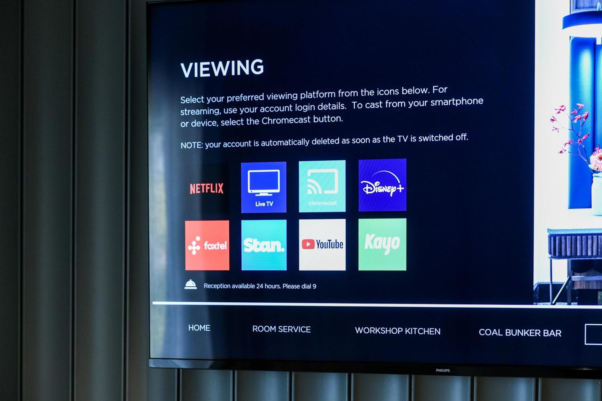 فندق باورهاوس تاموورث باي ريدجيز تامفورث المظهر الخارجي الصورة A television with a built-in Chromecast