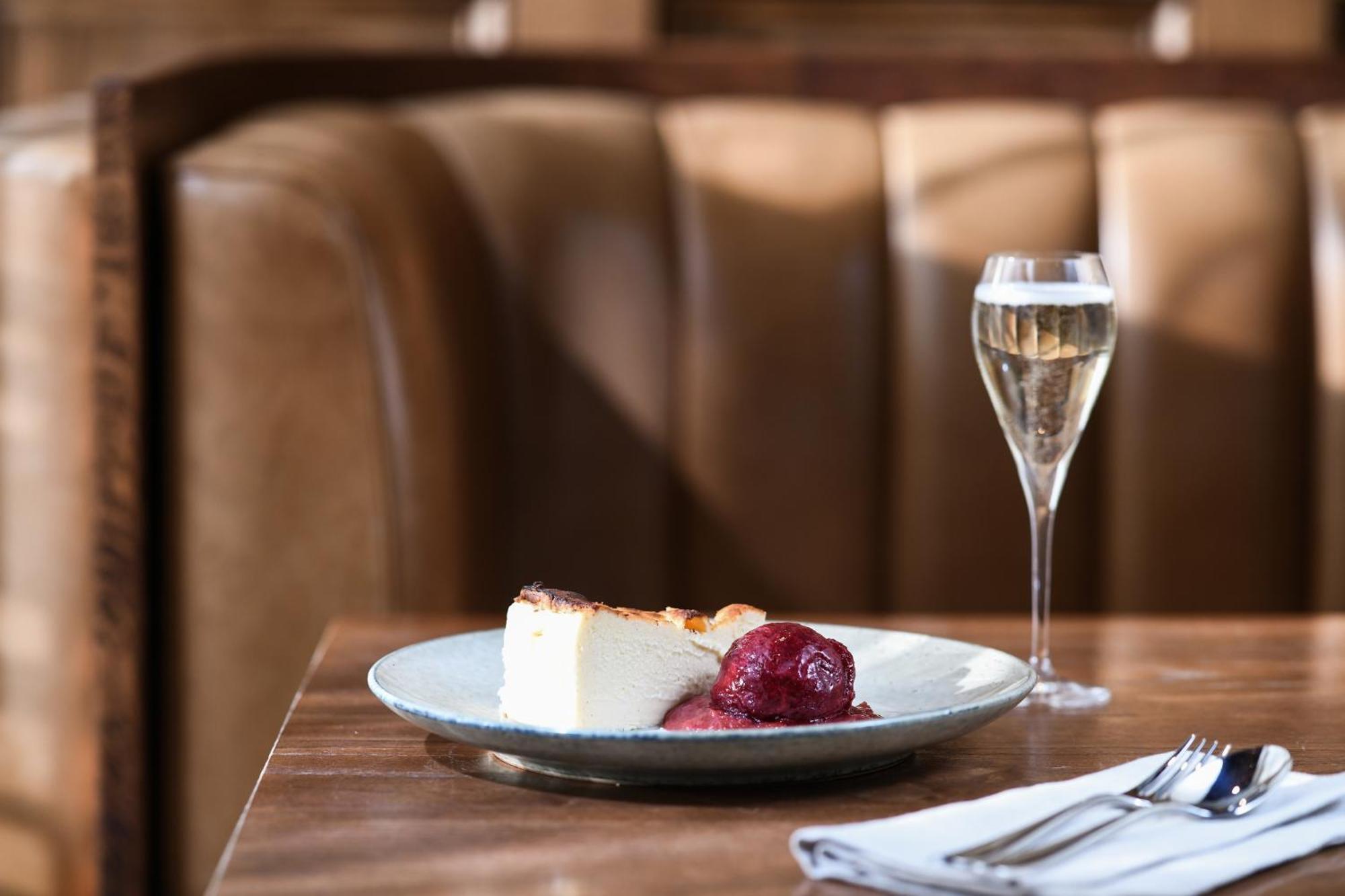 فندق باورهاوس تاموورث باي ريدجيز تامفورث المظهر الخارجي الصورة A glass of Champagne with a dessert
