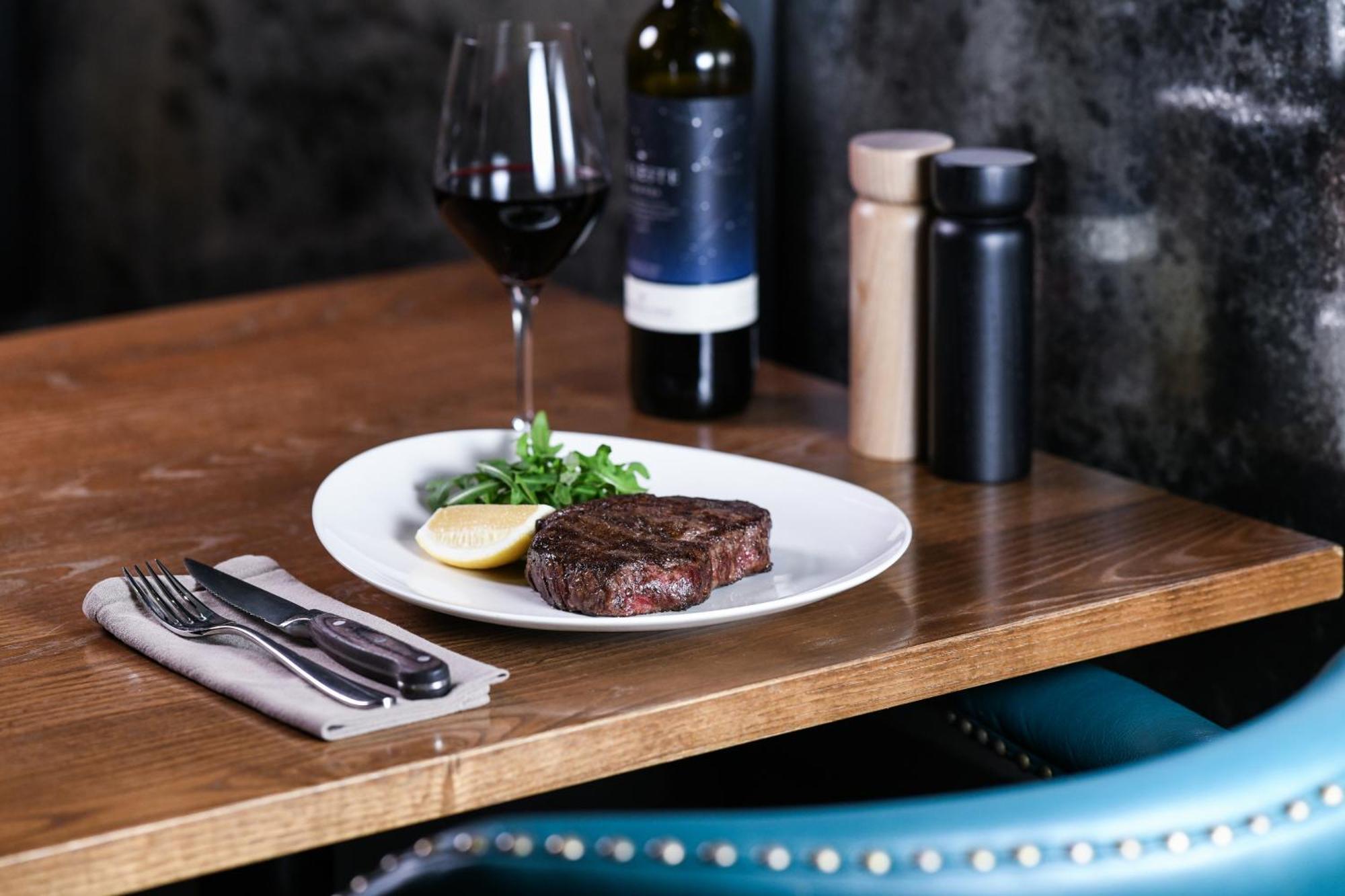 فندق باورهاوس تاموورث باي ريدجيز تامفورث المظهر الخارجي الصورة A steak and wine dinner
