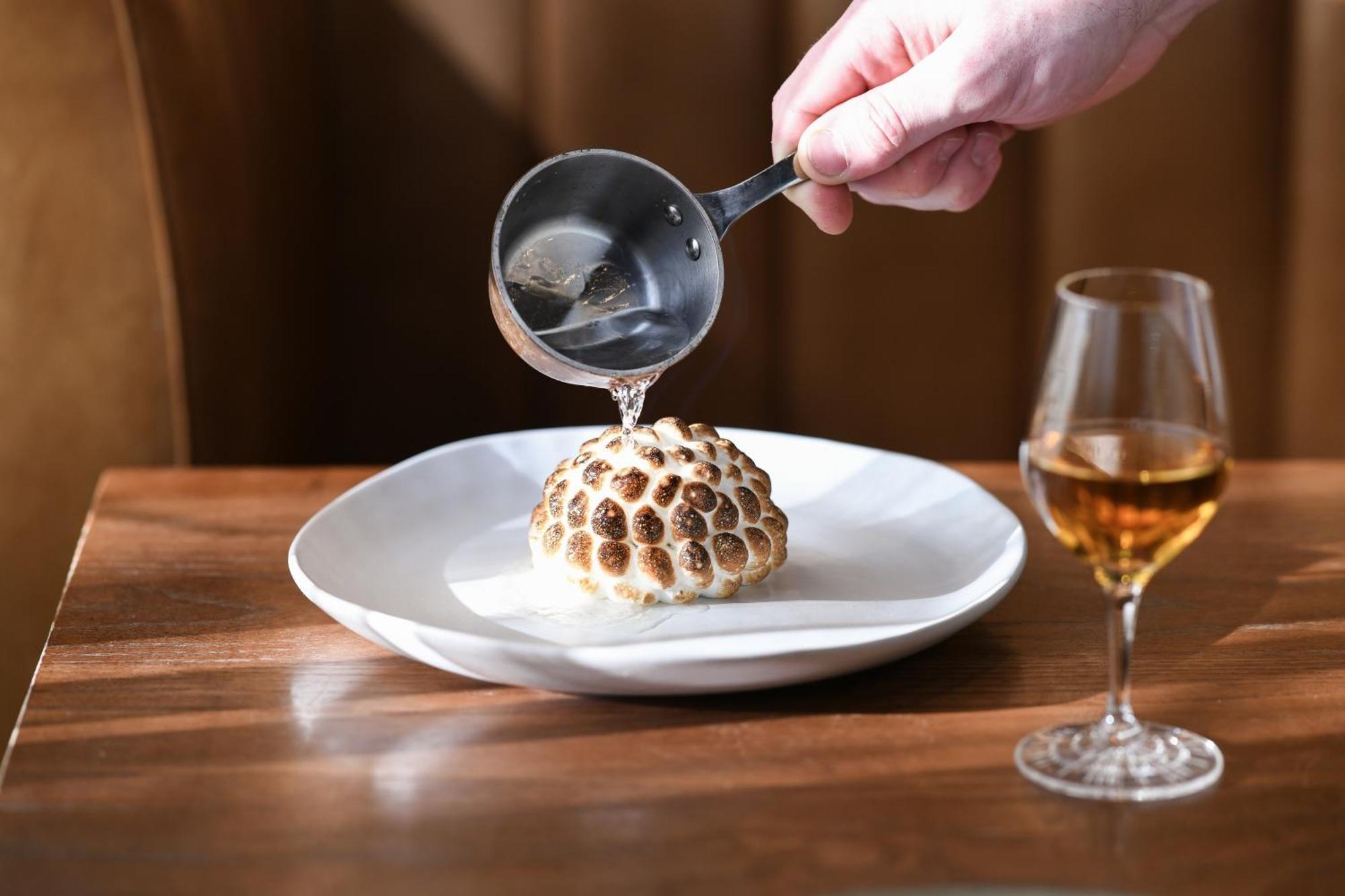 فندق باورهاوس تاموورث باي ريدجيز تامفورث المظهر الخارجي الصورة A quenelle being poured with Nantua sauce