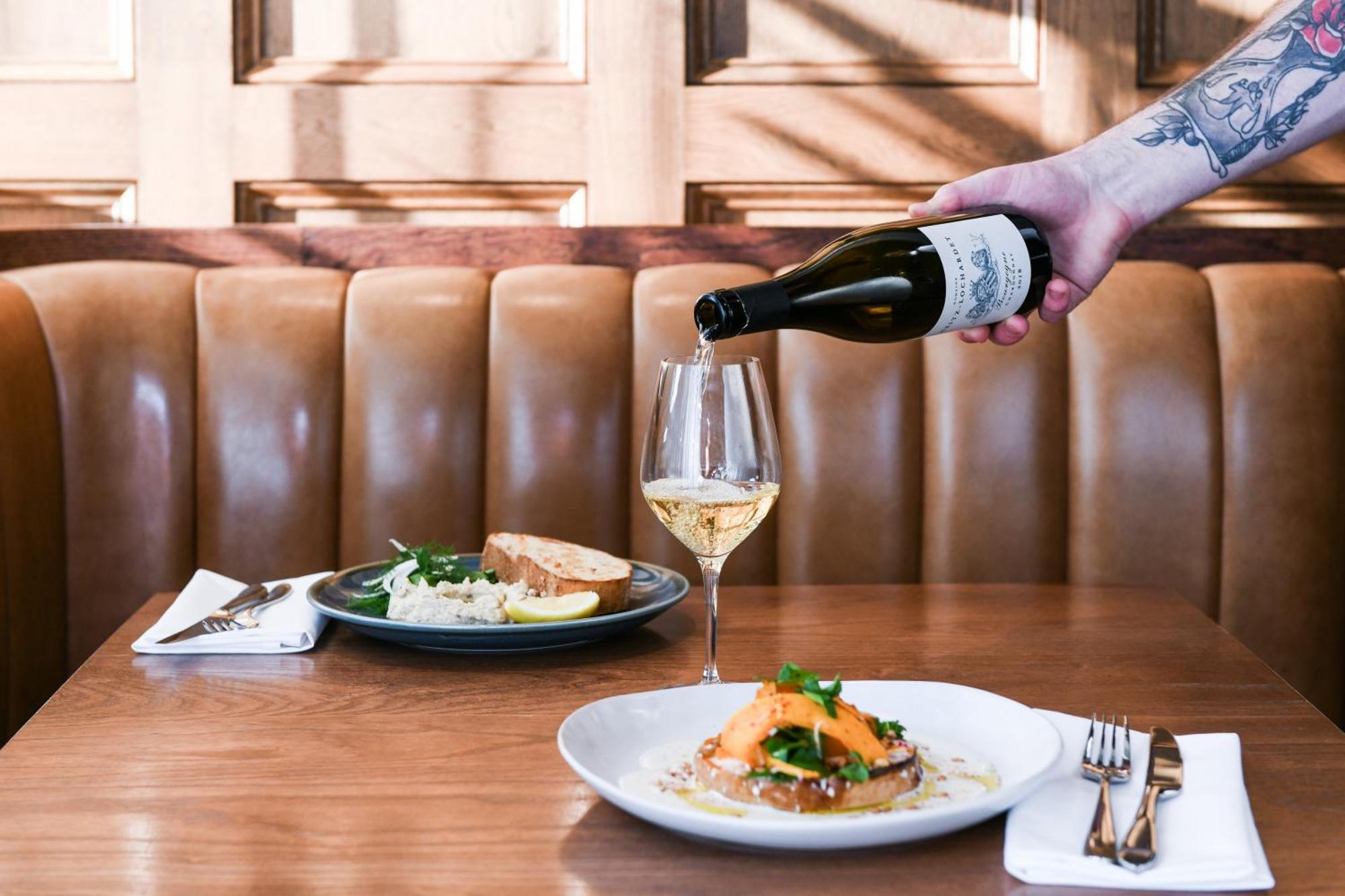 فندق باورهاوس تاموورث باي ريدجيز تامفورث المظهر الخارجي الصورة A server pours wine at a restaurant