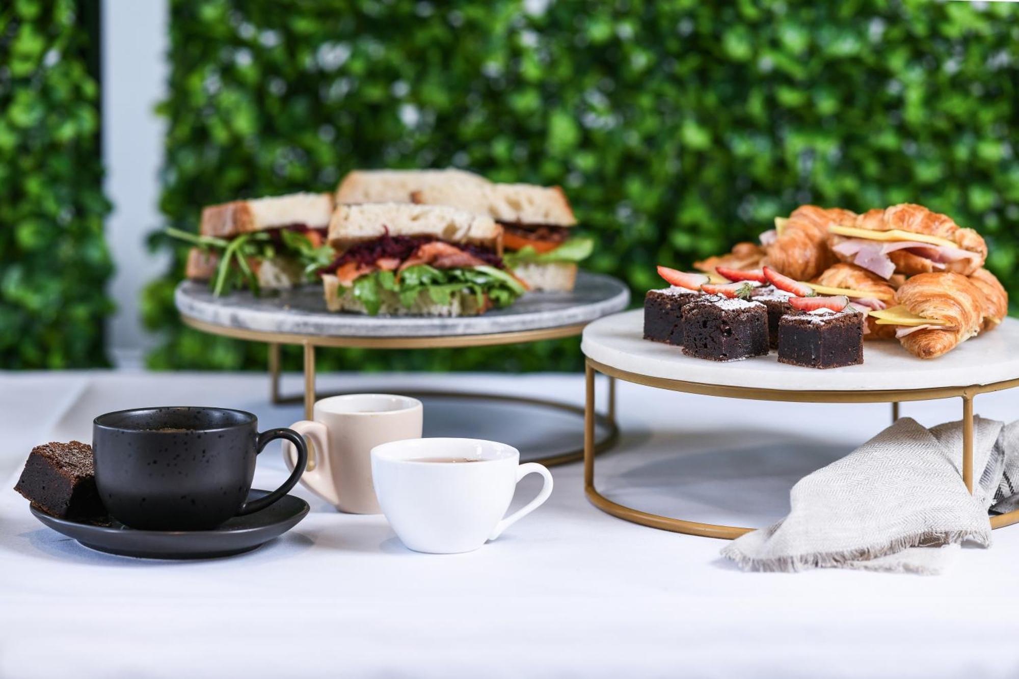 فندق باورهاوس تاموورث باي ريدجيز تامفورث المظهر الخارجي الصورة A selection of afternoon tea items