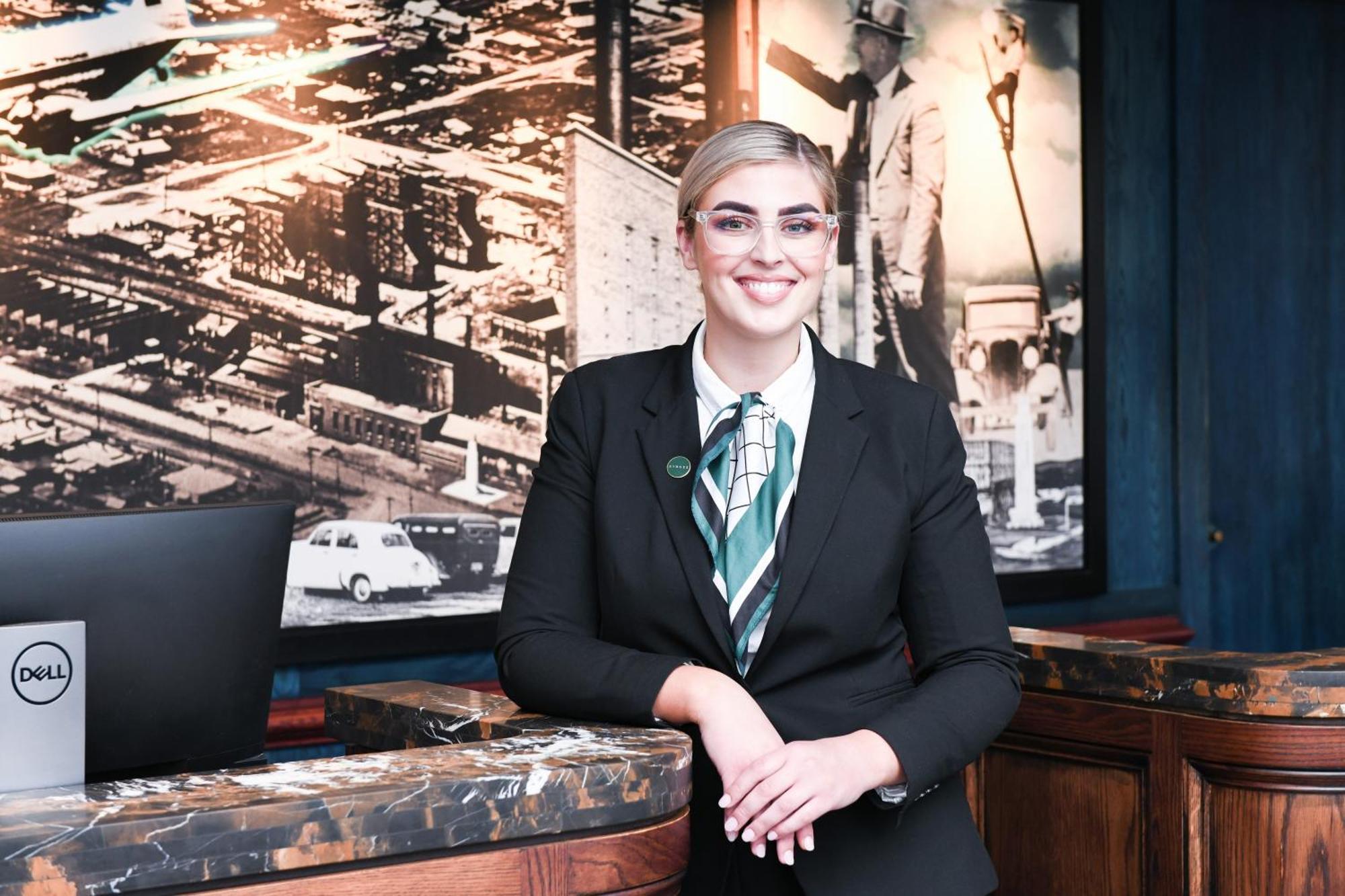 فندق باورهاوس تاموورث باي ريدجيز تامفورث المظهر الخارجي الصورة A concierge at the Mandarin Oriental, Munich